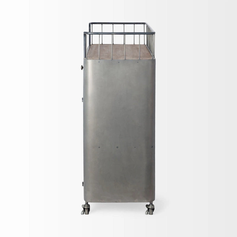 Desserte de bar en métal gris et dessus en bois marron avec portes en maille et roues verrouillables