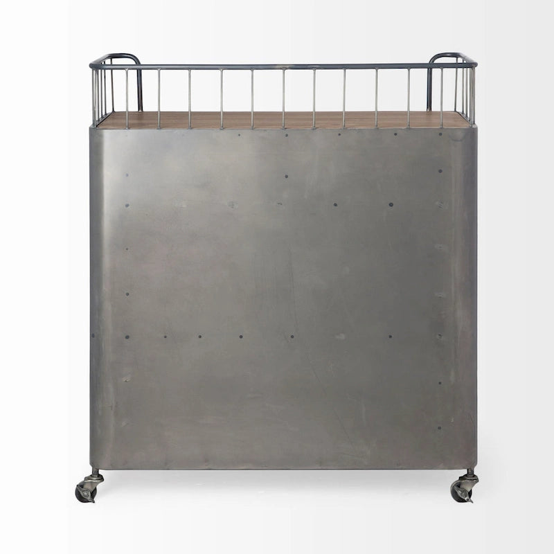 Desserte de bar en métal gris et dessus en bois marron avec portes en maille et roues verrouillables