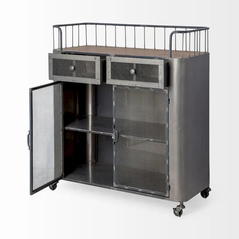 Desserte de bar en métal gris et dessus en bois marron avec portes en maille et roues verrouillables